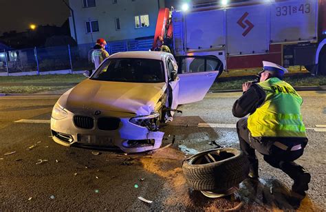 bielskiedrogi pl FOTO Czołowe zderzenie na ul Wyzwolenia Moment