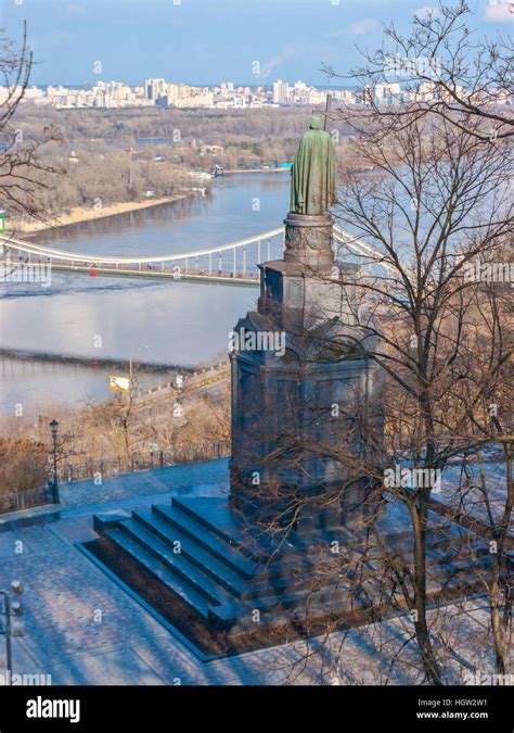 La vue sur le fleuve Dniepr à l arrière du monument de Vladimir le