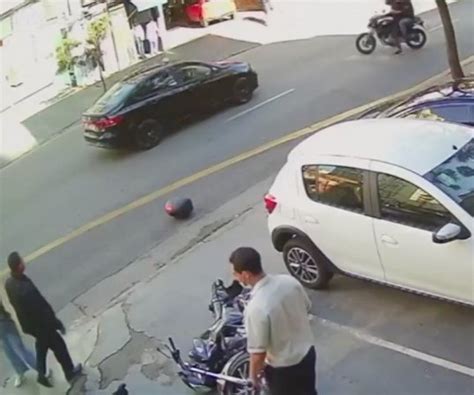 Motorista De Aplicativo Atropela Motociclista Suspeito De Roubo Em Sp