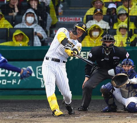 阪神 佐藤輝明が先制の3号3ラン 雨を切り裂き右翼席へ176キロの弾丸ライナーでたたきこむ 岡田監督絶賛「大きかった」甲子園騒然阪神