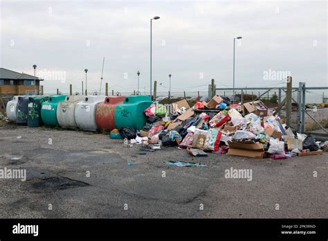 Bins Overflowing Cardboard Hi Res Stock Photography And Images Alamy