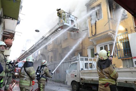 Fatih te metruk bina yangını Haberler İstanbul İtfaiyesi