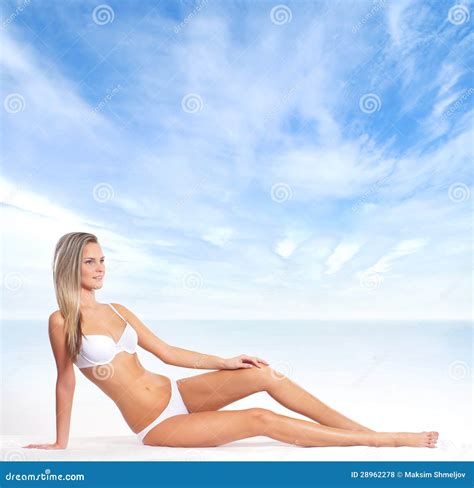 Eine Junge Blonde Frau Im Bikini Auf Dem Strand Stockfoto Bild Von Hintergrund Strand 28962278