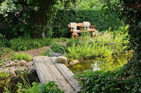 Bild Gartenbank An Einem Teich Mit Steinbr Cke Bilder Von