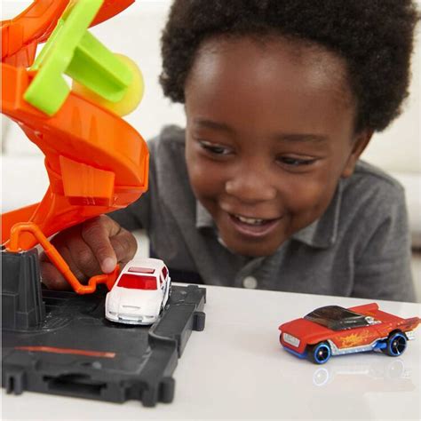 Игровой набор Hot Wheels City Mega Car Wash Multicolor