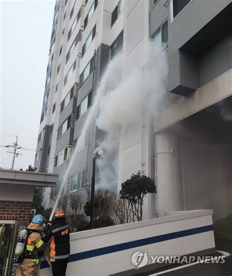 울산 아파트 화재 진화하는 소방대원들 연합뉴스