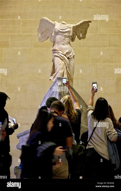 Les Visiteurs Se Sont R Unis En Face De La Il Victoire De Samothrace