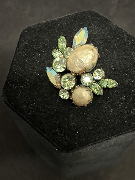 Vintage Signed Regency Green Glass Rhinestone Flower… Gem