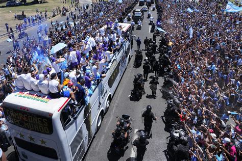 Nevarna Ampionska Parada Argentincev Messi Skoraj Ob Glavo Video