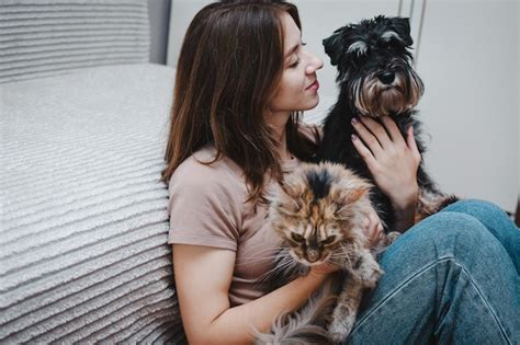 Perro Y Gato En Manos De Su Dueño Foto Premium