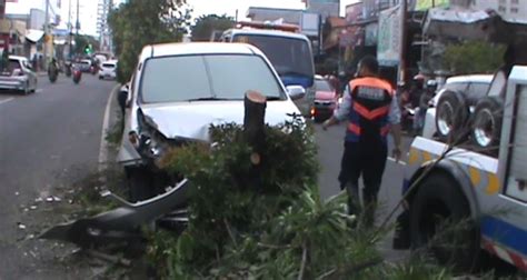 Mobil Tabrak Pohon Di Surabaya Hingga Tersangkut Pembatas Jalan