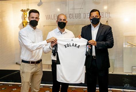 El Valencia CF Y Puma Homenajean A Las Leyendas De Juan Sol Y Carlos