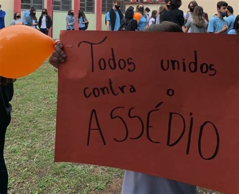 Alunos Protestam Contra Professor Acusado De Ass Dio Sexual Em Escola