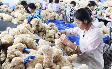 25 Revealing Photographs Of Chinese Toy Factory Workers Toplist25