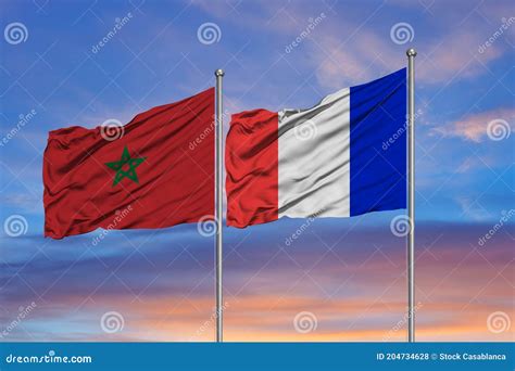 Drapeau Du Maroc Et De La France En Agitant Ensemble Dans Le Ciel Bleu