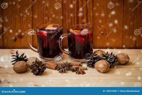 Zwei Gläser Glühwein Gewürze Und Walnüsse Stockbild Bild von becher