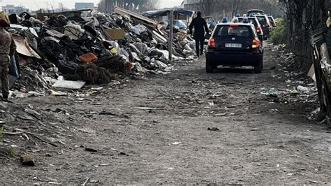 Giugliano Bimba Di Anni Muore Folgorata Nel Campo Rom Parenti