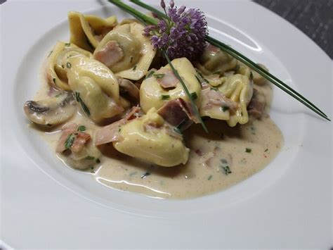 Tortelloni In Schinken K Se Sahnesauce Mit Champignons Von