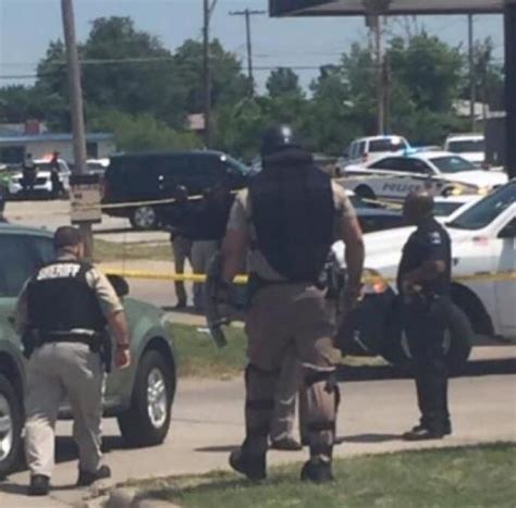 This Thicc Police Officer R Absoluteunit