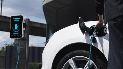 Une Femme D affaires Recharge Sa Voiture électrique Depuis Une Station