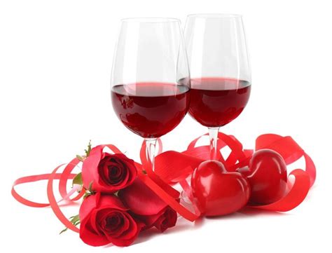 Composición con vino tinto en copas rosas rojas cinta y corazones