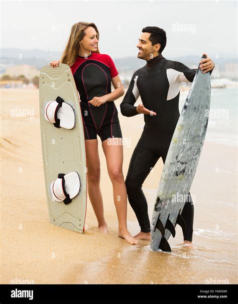 Junge Surfer Familie Am Strand In Neoprenanz Ge Stockfotografie Alamy