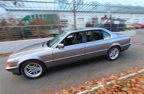 Foto: der James Bond BMW 750iL (E38) ist scheinbar fahrerlos unterwegs (vergrößert)