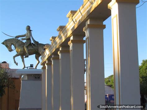 Plazoleta Simon Bolivar Columnas Y Monumento En Villazon Foto De