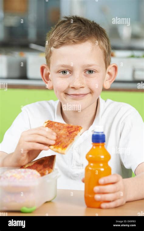 Niño Comiendo Comida Chatarra Fotografías E Imágenes De Alta Resolución