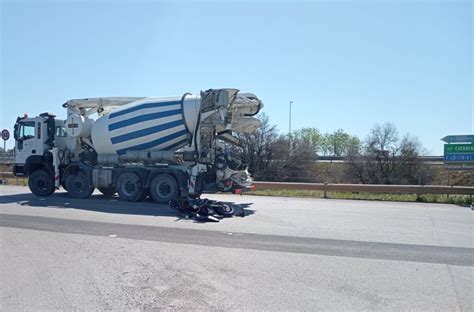 Moto Contro Betoniera L Incidente Allo Svincolo Autostradale Due