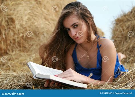 Livre De Relev De Fille Sur La Meule De Foin Photo Stock Image Du