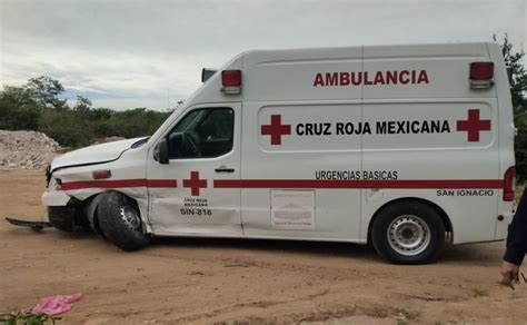 Auto Choca Contra Ambulancia De Cruz Roja En San Ignacio