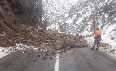 Artvin Ardahan kara yolu heyelan nedeniyle ulaşıma kapandı