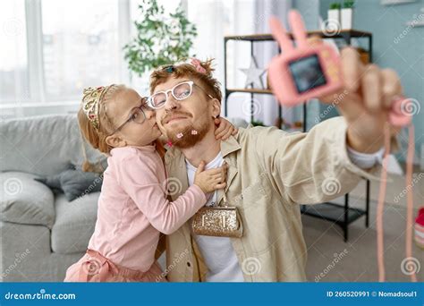 Padre Alegre E Hija Haciendo Graciosos Selfies Imagen De Archivo