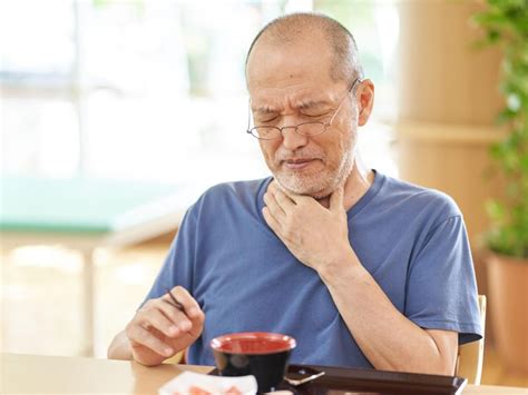 魚刺卡喉嚨「喝醋、吞白飯」有用？耳鼻喉醫卻說「母湯」：硬吞刺傷食道，頸部感染恐致死 幸福熟齡