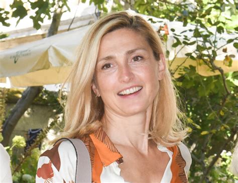 Julie Gayet M Re Pas Parfaite Rares Confidences Sur Ses Fils Tadeo