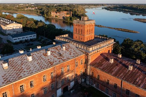 Twierdza Modlin z ogniskiem i spacerem w koronach drzew Biuro Podróży