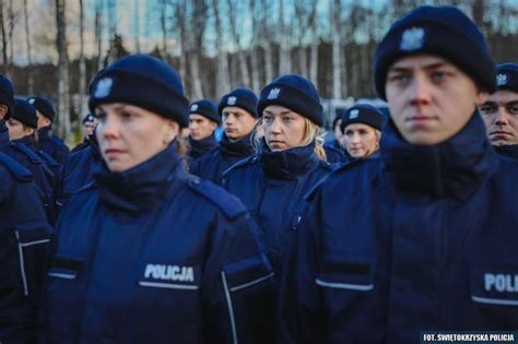 Nowi Policjanci W Wi Tokrzyskim Garnizonie W Szeregi Wst Pi O