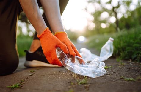 La Mano De Los Hombres Recoge Basura Pl Stica Para Limpiar En El Parque