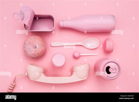 Diversos objetos en color rosa pastel Fotografía de stock Alamy