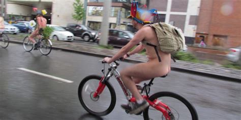 Cyclista é expulso do World Naked Bike Ride por atitude libidinosa