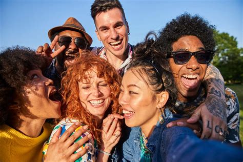 3 razões pelas quais ter bons amigos ajuda sua vida amorosa