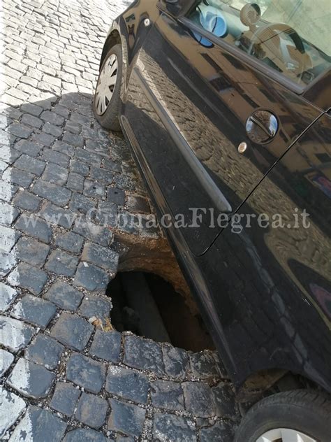 POZZUOLI Grossa Buca Si Apre In Strada Paura Ad Arco Felice LE FOTO