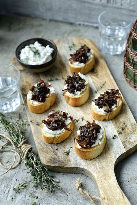 Crostini Met Geitenkaas En Gekarameliseerde Sjalot Recepten Njam