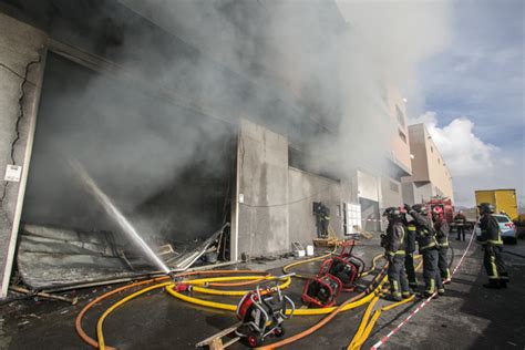 Controlado El Incendio De Una Nave Industrial En El Polígono De El