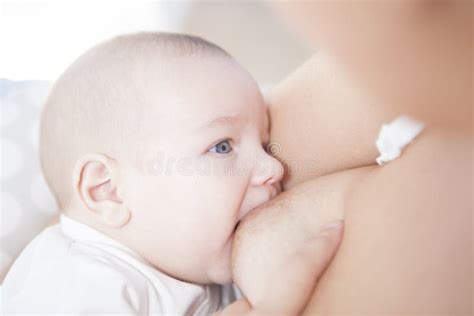 Mãe Nova Que Joga Seu Bebê Após Ter Alimentado O Peito Foto de