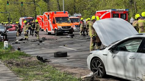 Drei Verletzte nach schwerem Unfall auf der Berliner Heerstraße rbb24