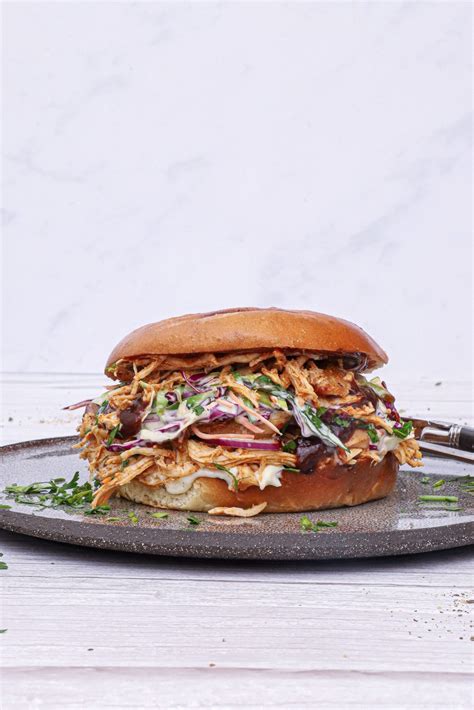 Pulled chicken burger med coleslaw Opskrift på pulled chicken burger