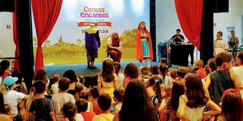 Mostra de Teatro Infantil Contos e Encantos lota Praça de Eventos no