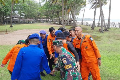 Tim Sar Cari Wisatawan Hilang Terseret Ombak Di Pantai Anyer Serang